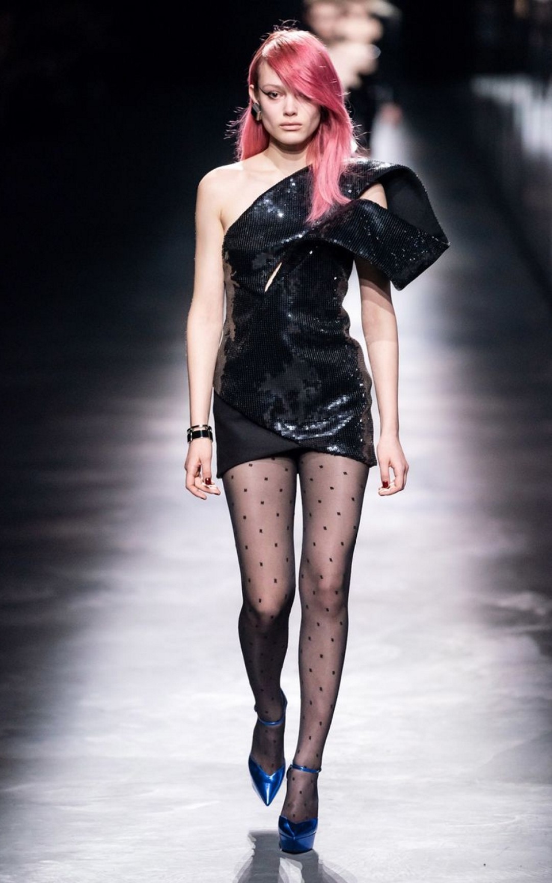Симона Куст на показе Saint Laurent, коллекция осень-зима 2019/20