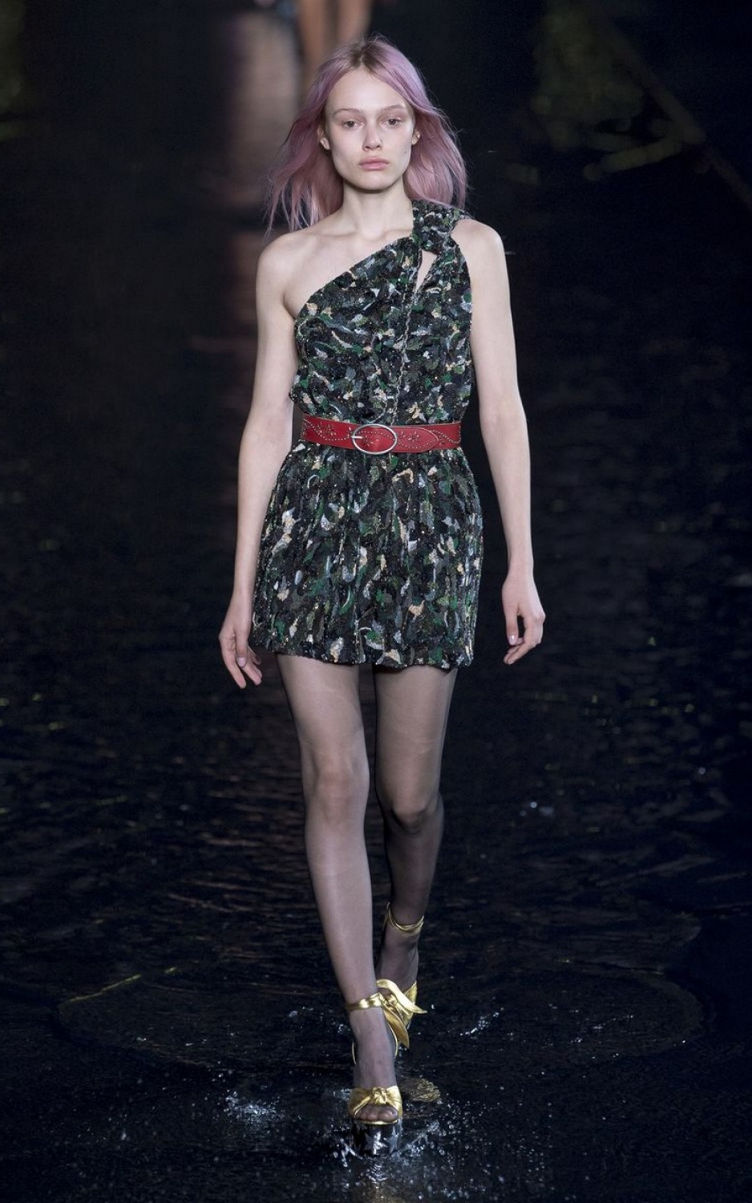 Симона Куст на показе Saint Laurent, коллекция весна-лето 2019