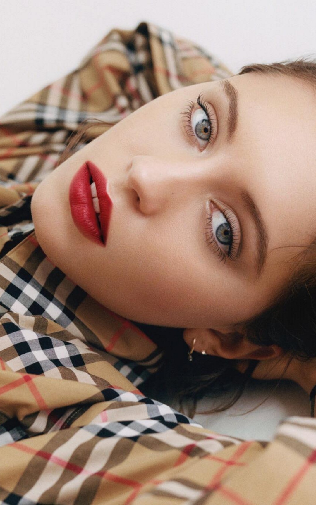 Айрис Лоу в рекламной кампании Burberry Beauty