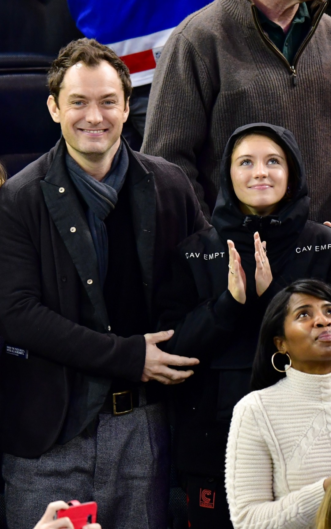 Джуд и Айрис Лоу на хоккейном матче, 2016