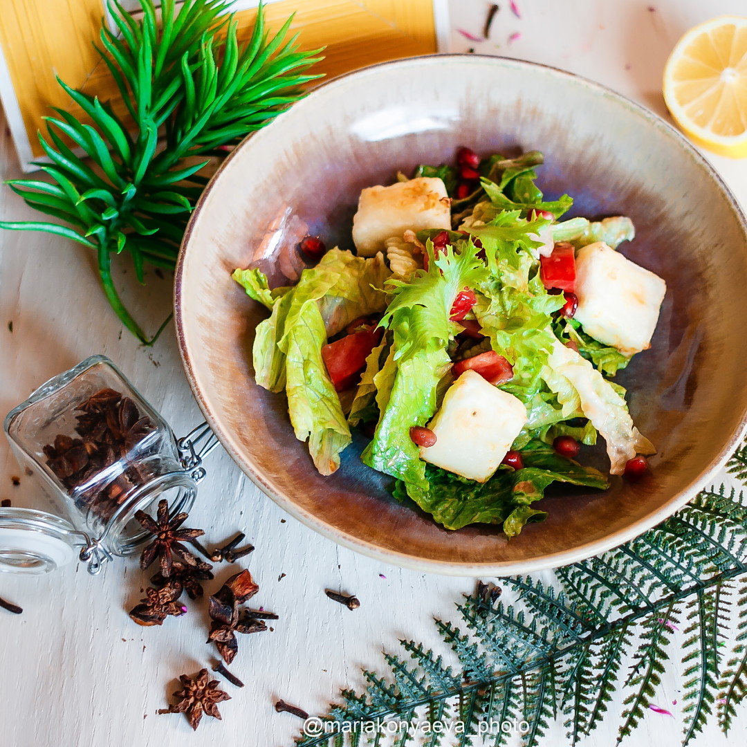 Салат с жаренным сыром фета, бакинскими томатами и зёрнами граната