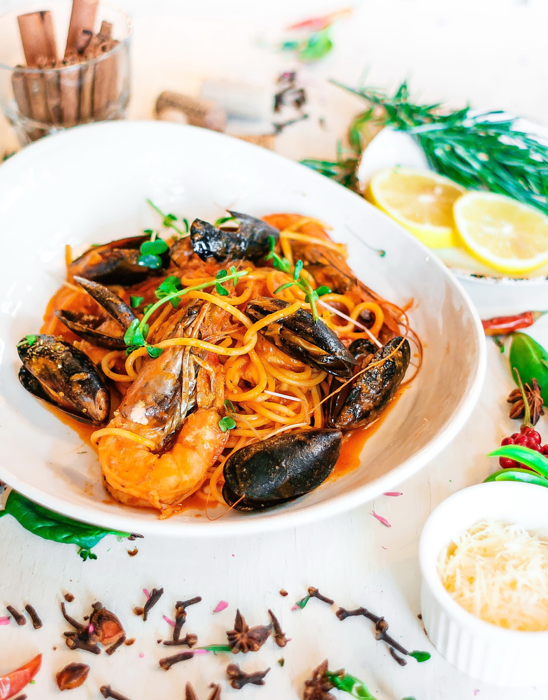 Спагетти с мидиями и королевскими креветками