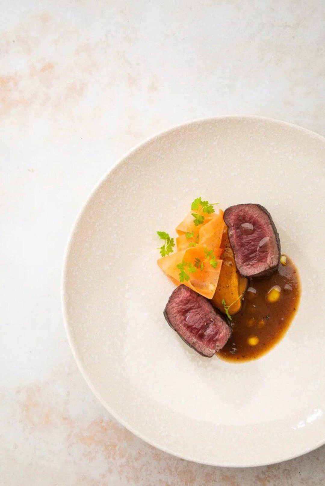 Оленина с морковью и перечным соусом