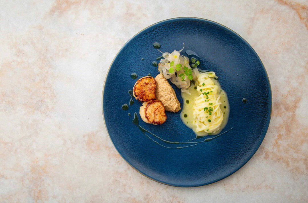 Гребешок с миндалем и кольраби