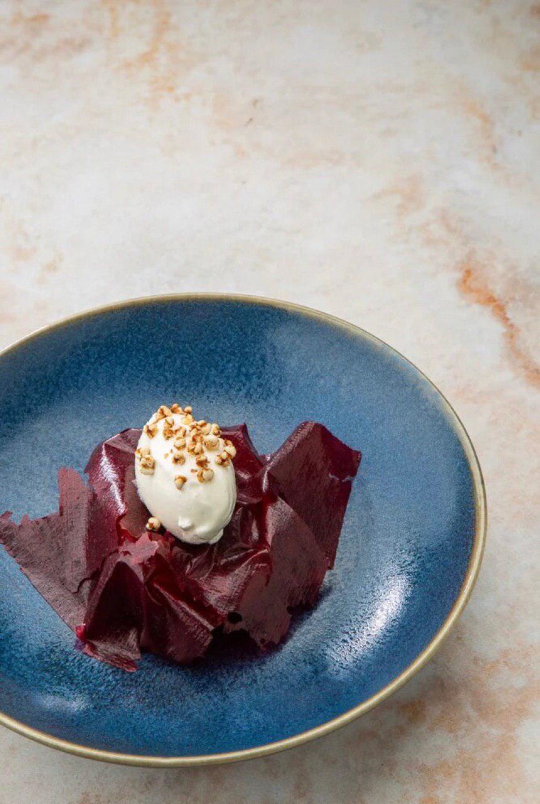 Гречневый десерт с ягодной вуалью и сметанным мороженым