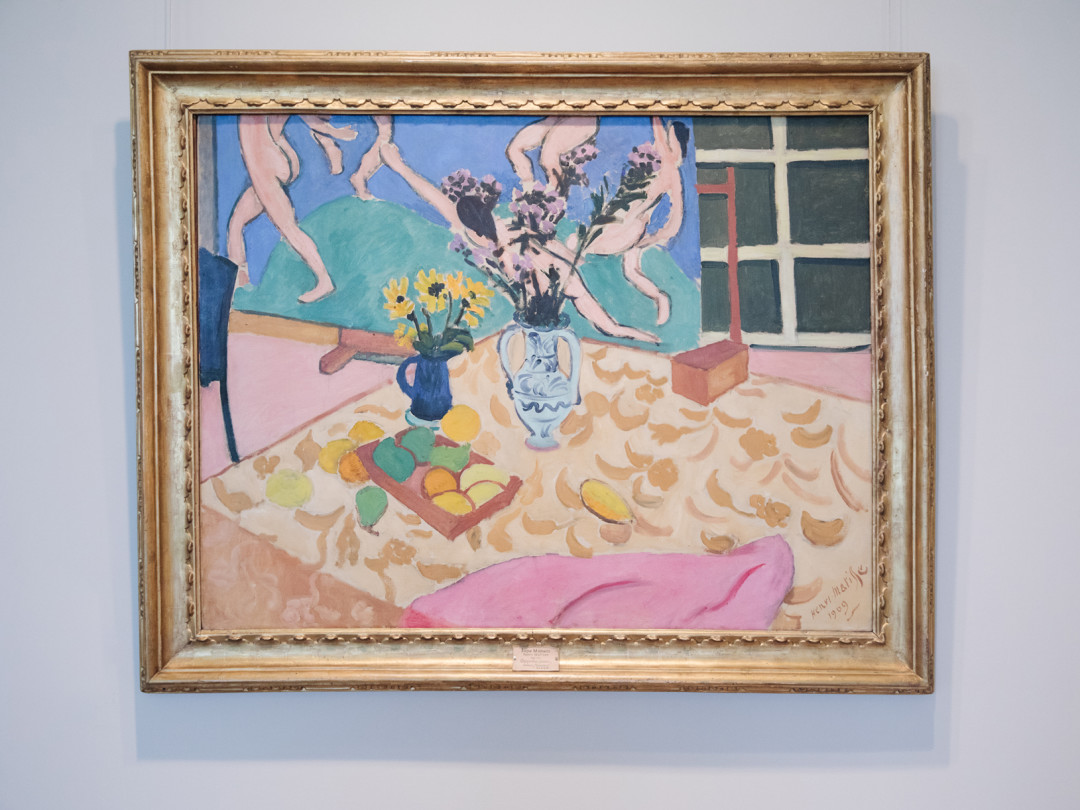 Анри Матисс.Фрукты, цветы и панно «Танец», 1909 год. Происходит из собрания Ивана Морозова. Сейчас находится в коллекции Государственного Эрмитажа.