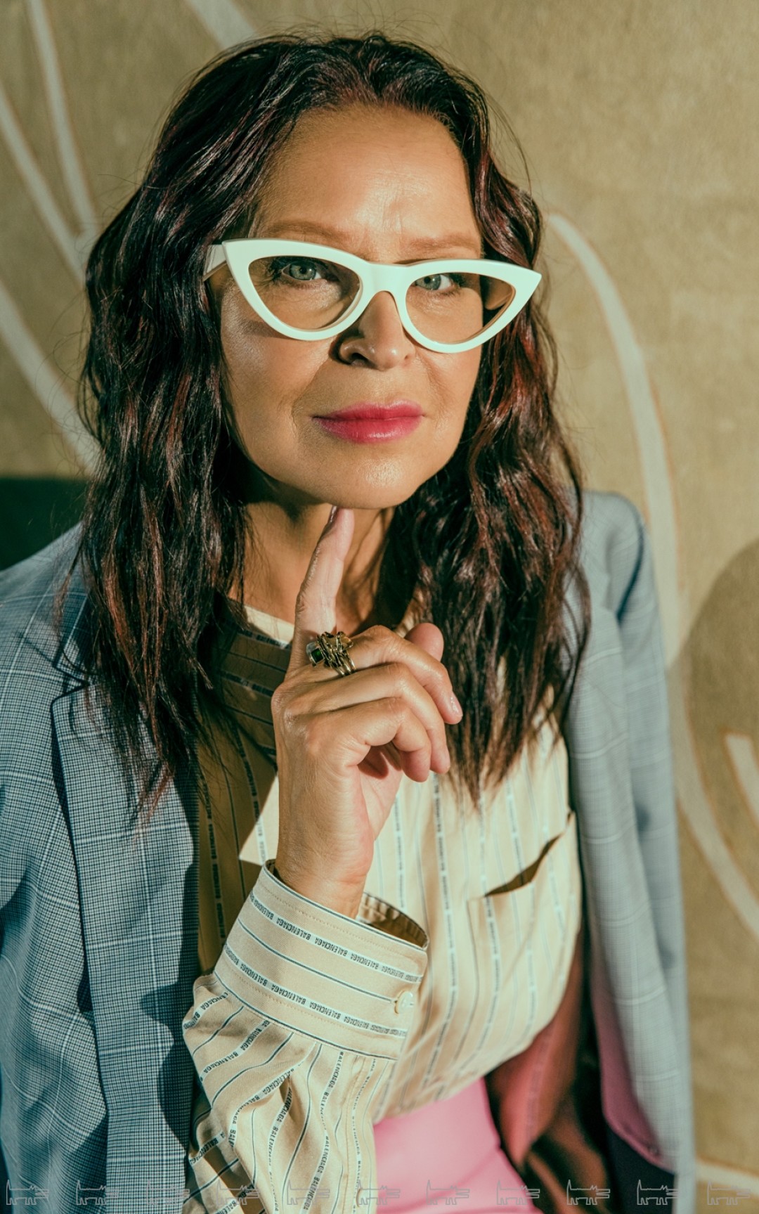 На Татьяне Санаевой: пиджак Valentino, (Babochka Concept Store), рубашка и юбка Balenciaga, оправа Celine (все — ДЛТ)