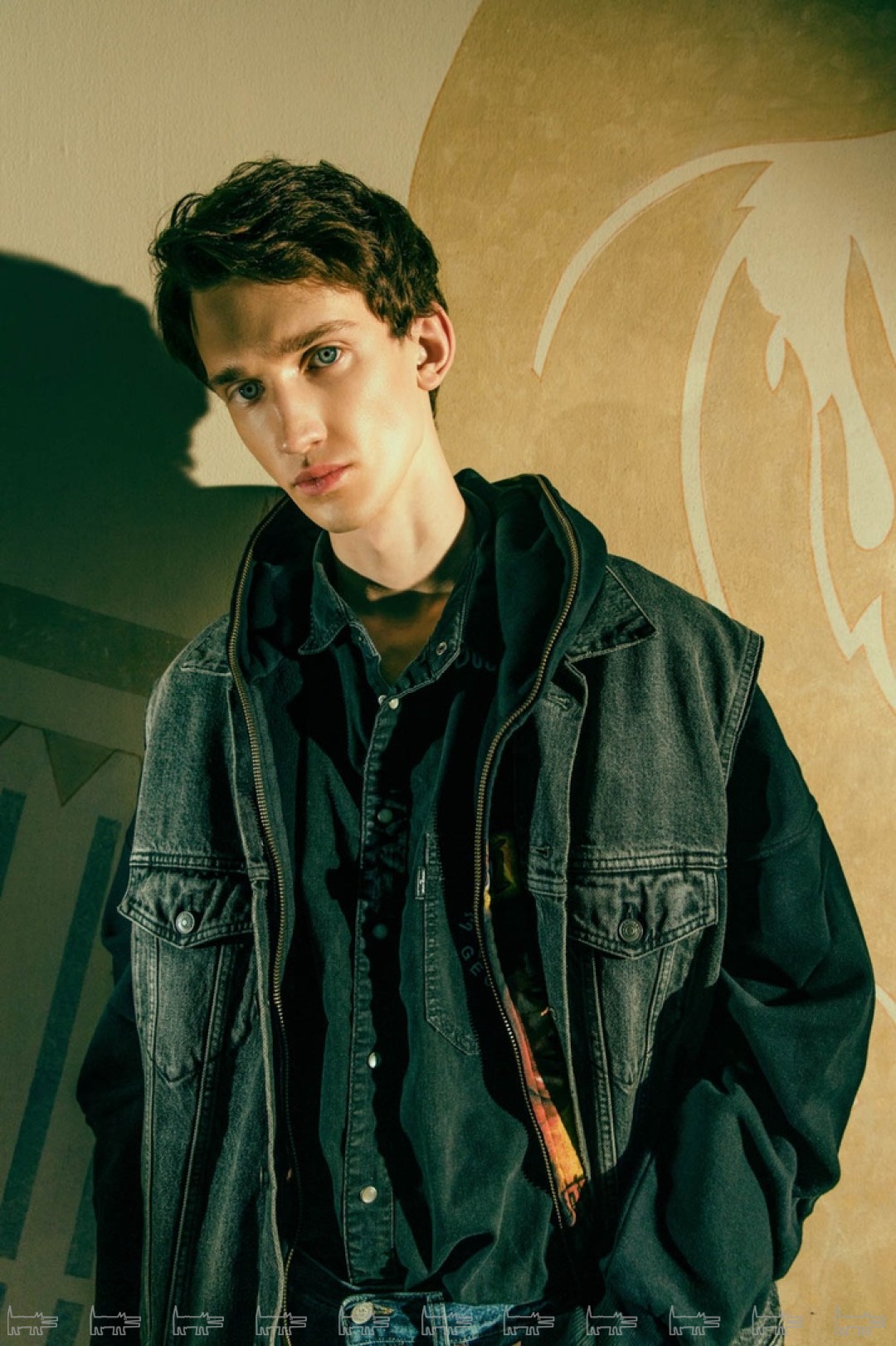 На Евгении Иванове: рубашка, худи и джинсы Vetements, жилет Balenciaga, кеды Saint Laurent Paris (все — ДЛТ)