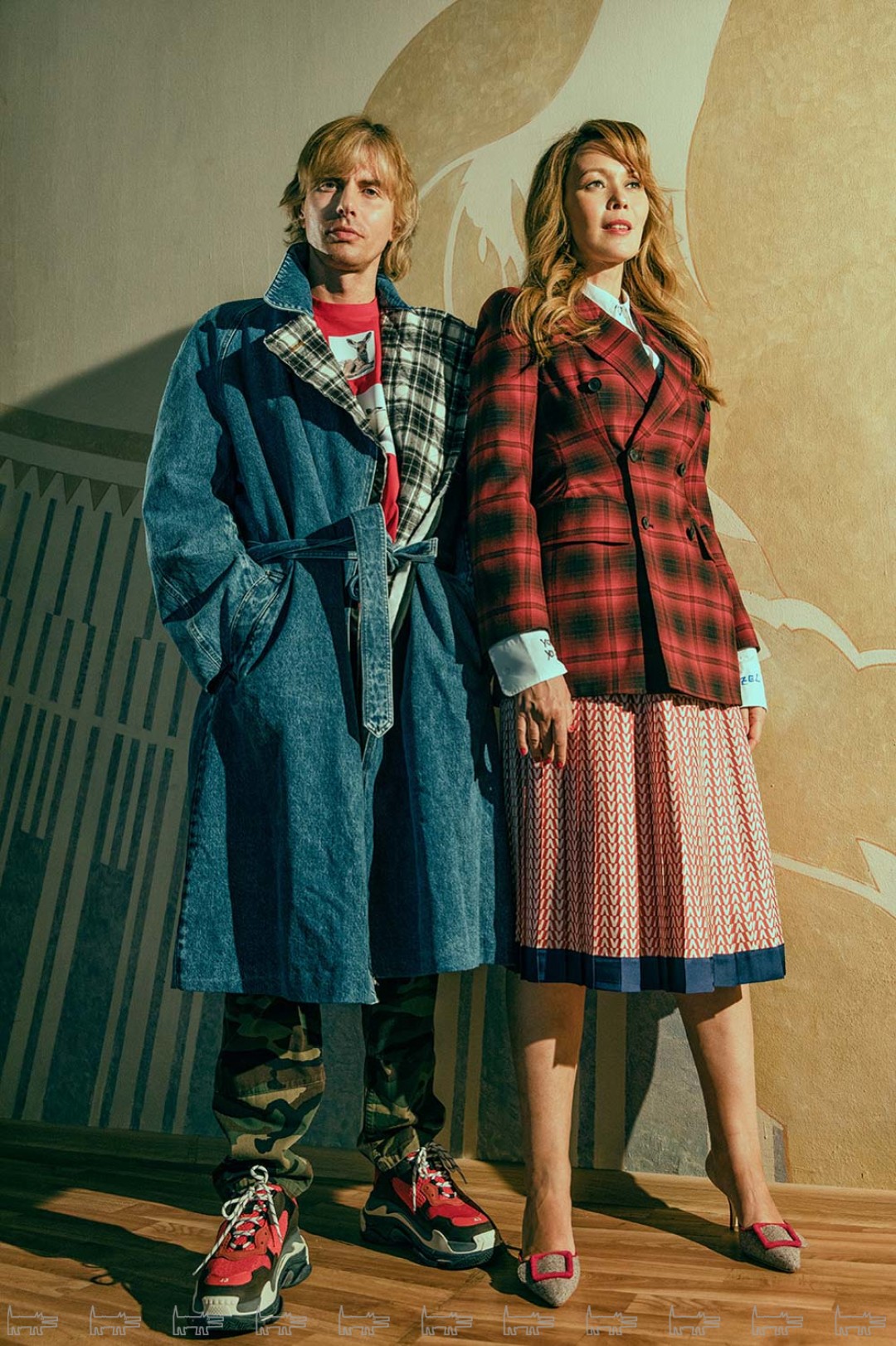 На Дмитрии Пильщикове: плащ, брюки и кроссовки Balenciaga, футболка Burberry (все — ДЛТ). На Анне Белоцерковец: жакет Balenciaga, сорочка Vetements