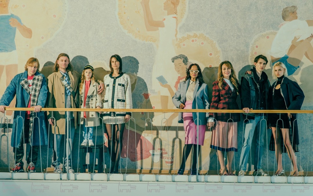 На Дмитрии Пильщикове: плащ, брюки и кроссовки Balenciaga, футболка Burberry (все — ДЛТ). На Андрее Петрове: плащ Kenzo, сорочка и кроссовки Vetements