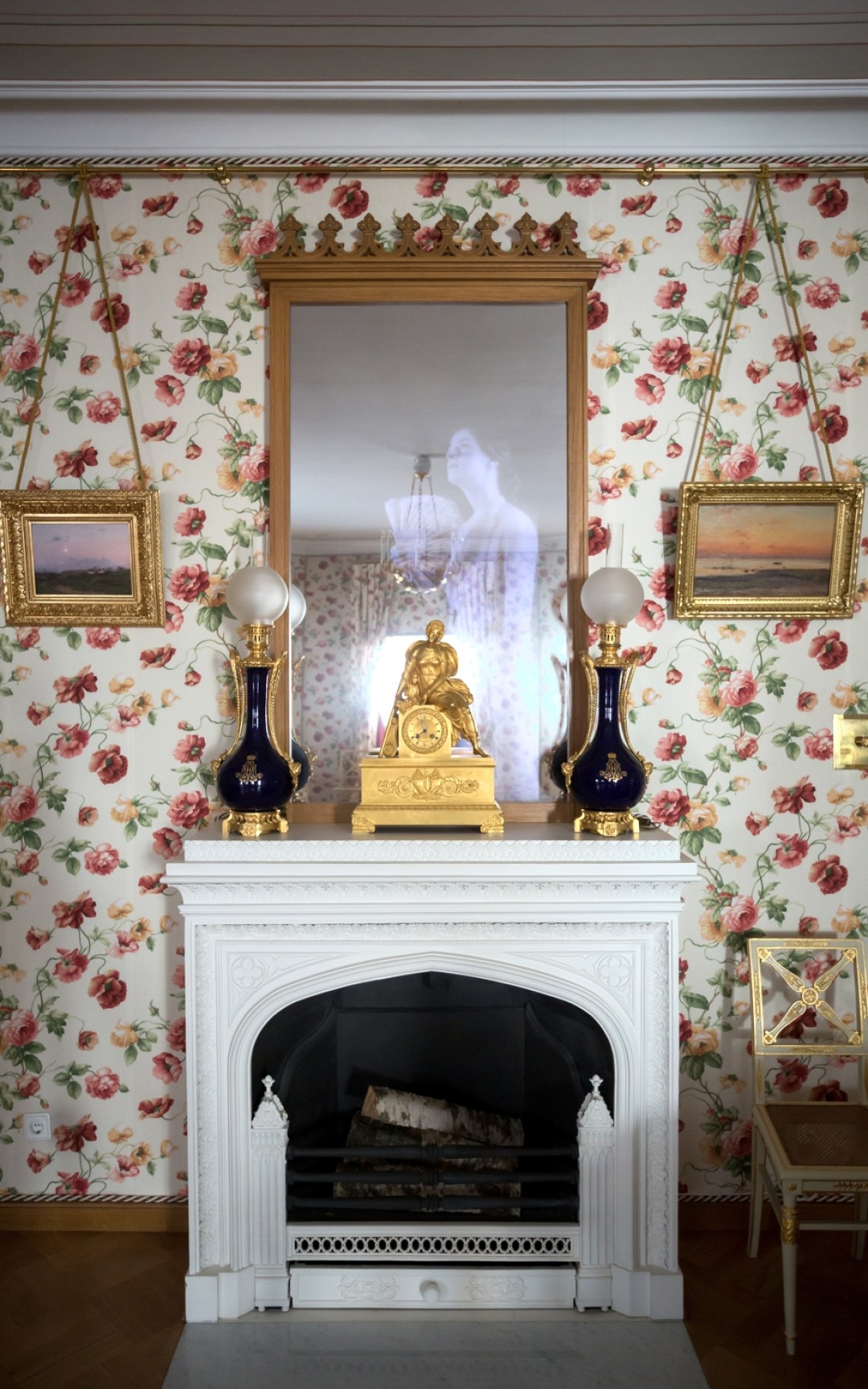 Зеркала в экспозиции «Петергофские дачники» служат мультимедийными экранами.