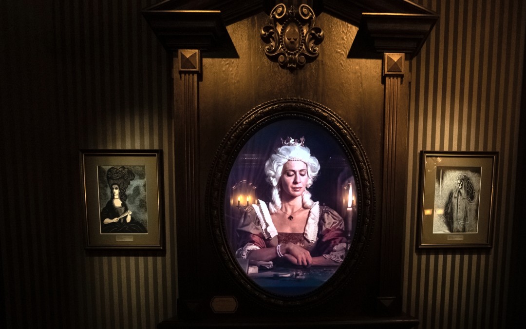 Актриса Ксения Раппопорт играет в музее-спектакле «Дом игральных карт» дам сразу всех мастей.