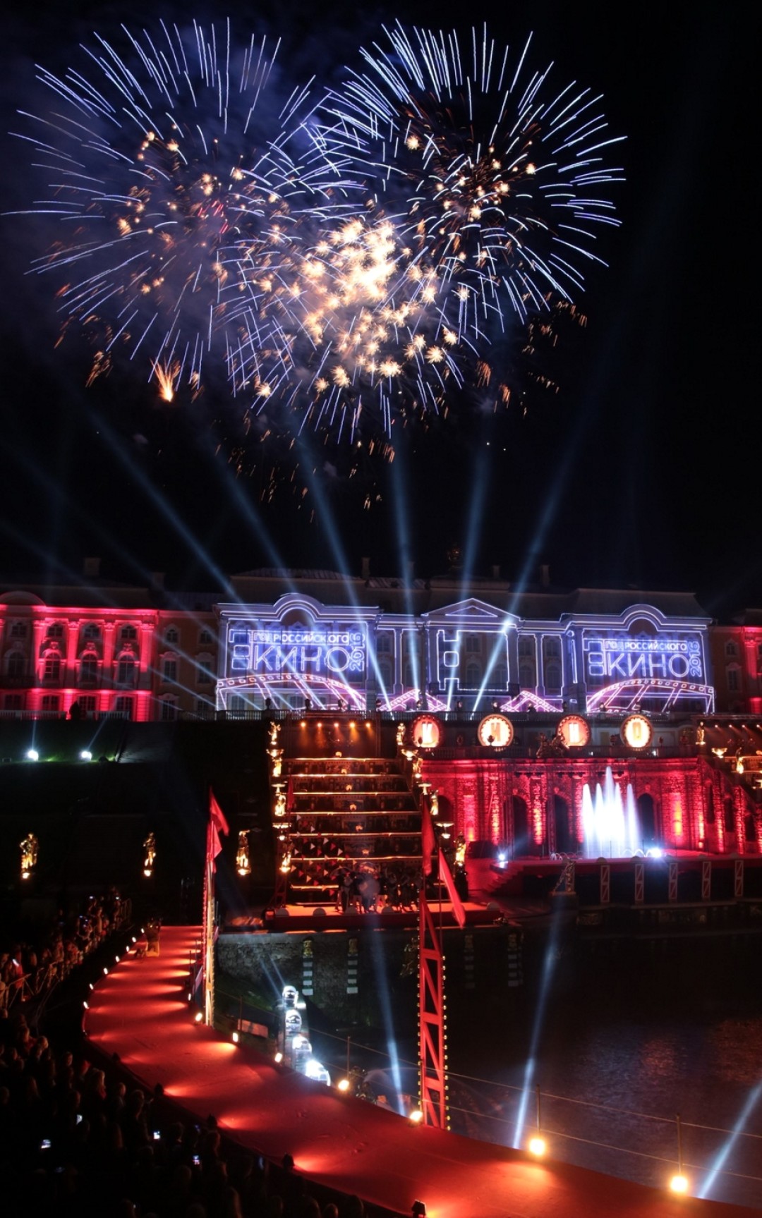 На праздниках фонтанов в Петергофе 3D-экраном служит фасад Большого дворца.