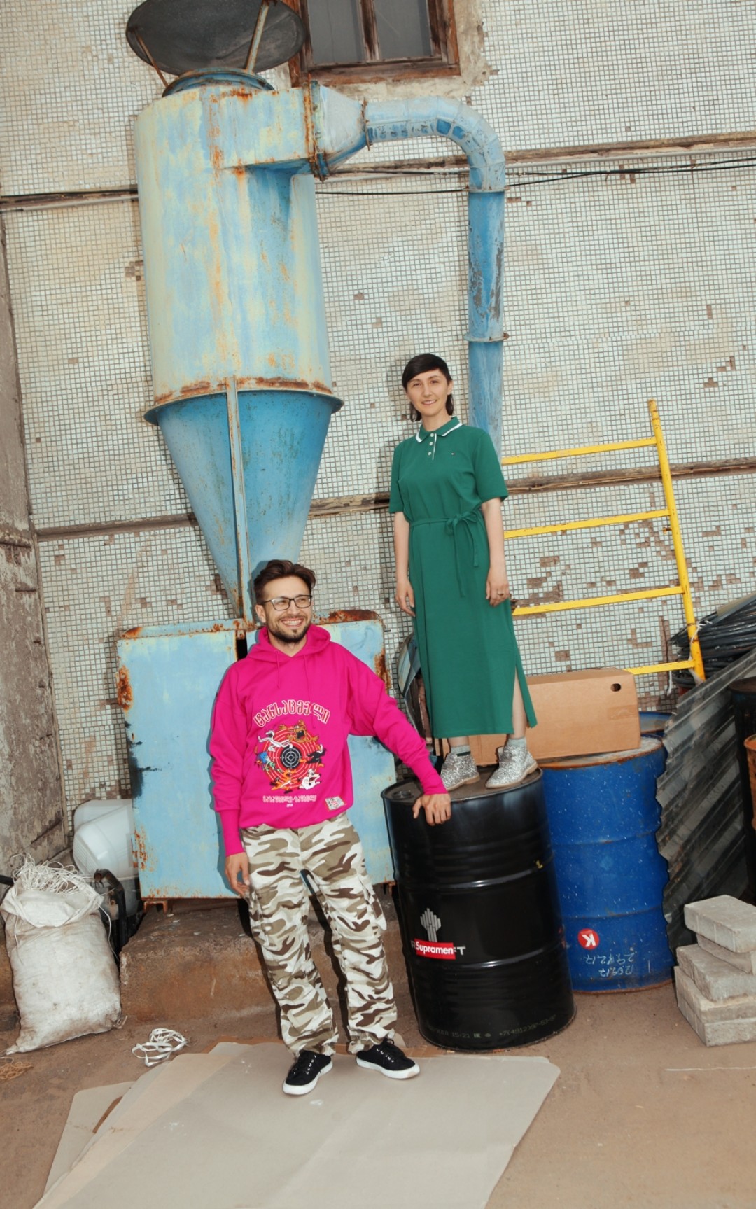 На Сергее Рублеве: худи Vetements (ДЛТ). На Альбине Мотор: платье Tommy Hilfiger