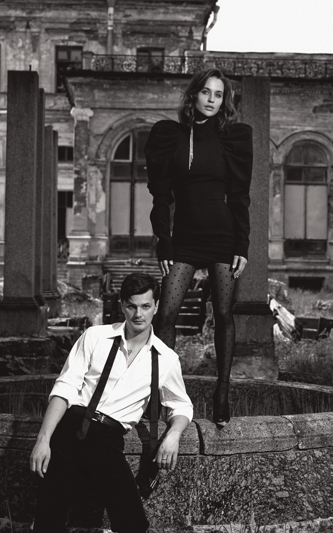 На Антоне: смокинг Bottega Veneta, сорочка Tom Ford, галстук Givenchy, ремень Saint Laurent Paris, брюки и ботинки Balenciaga (все — ДЛТ). На Алене