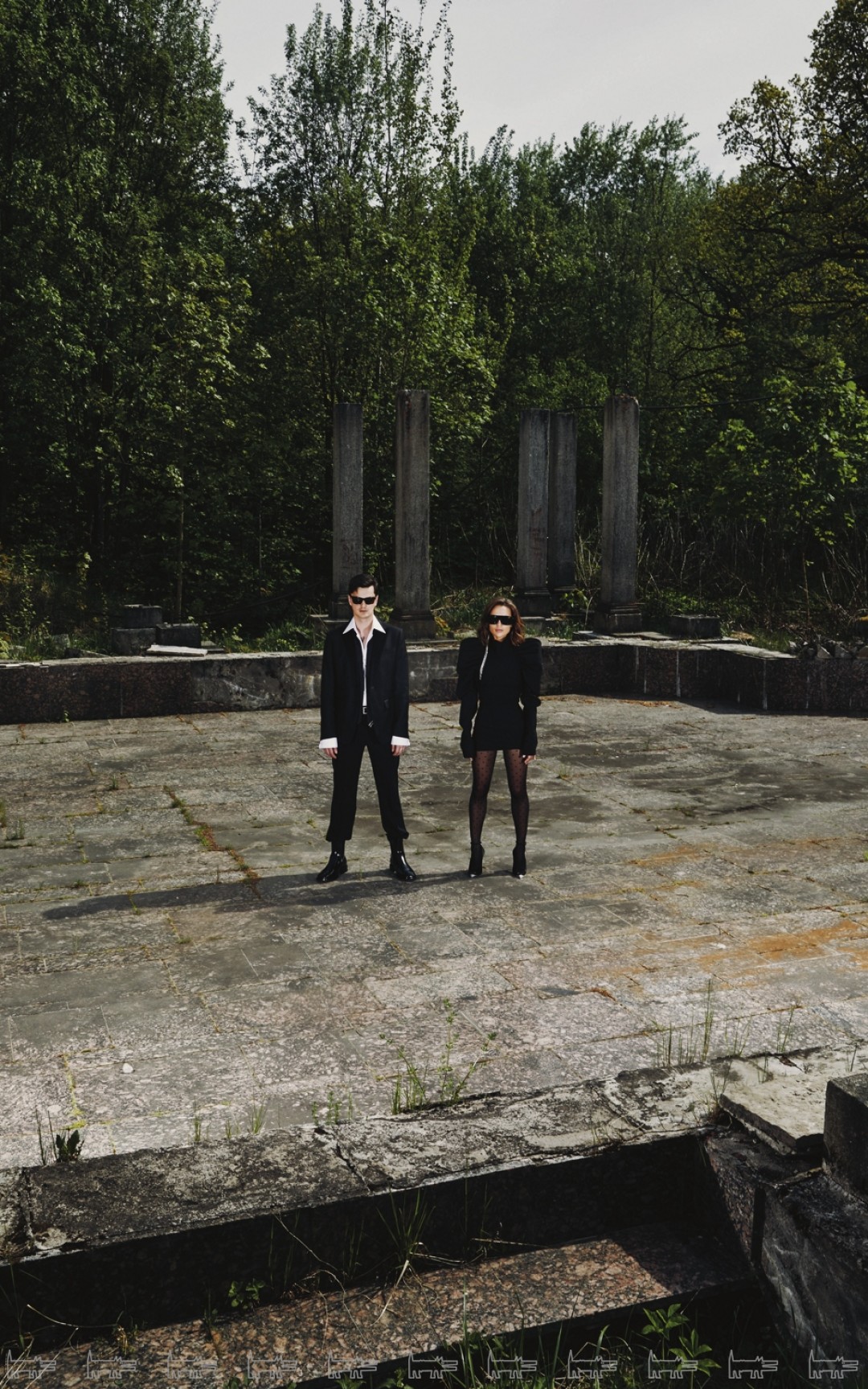 На Антоне: смокинг Bottega Veneta, сорочка Tom Ford, галстук Givenchy, ремень Saint Laurent Paris, брюки и ботинки Balenciaga (все — ДЛТ). На Алене