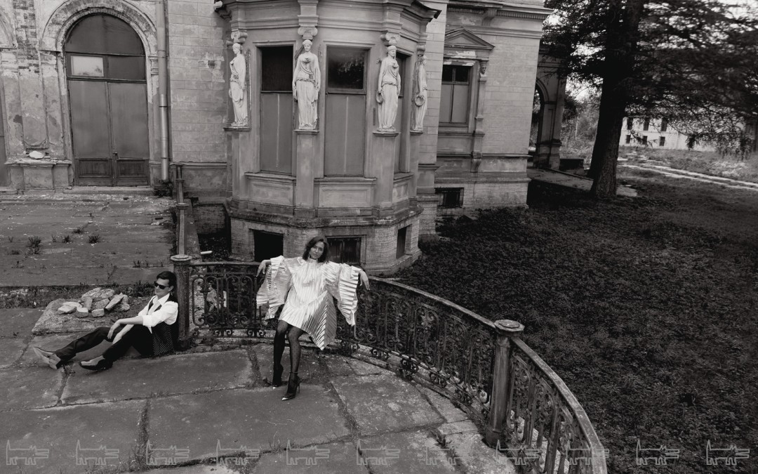 На Антоне: жилет Burberry, сорочка Tom Ford, галстук Givenchy, брюки и ботинки Balenciaga (все — ДЛТ) На Алене: платье 404 NOT FOUND (404 NOT FOUND