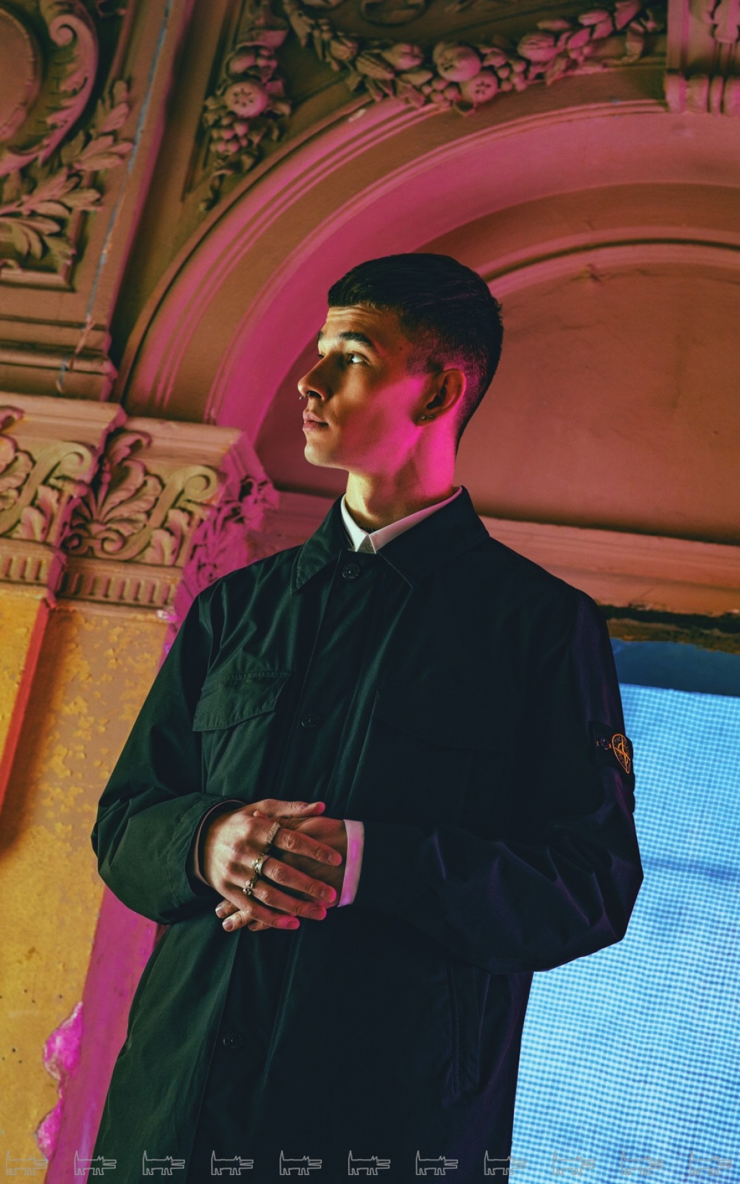 Плащ Stone Island , рубашка Givenchy , брюки Dolce & Gabbana (все — ДЛТ)