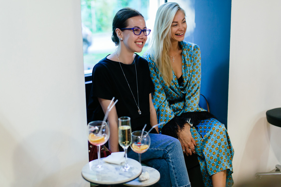 Анастасия Бережная с подругой