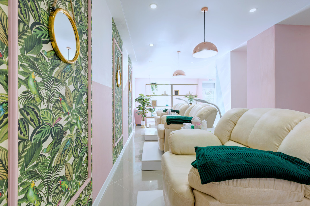 На джутовые канаты подвесили зеркала, которые специально выбрали небольшие, чтобы гостьи салона могли видеть только свои лица и по достоинству