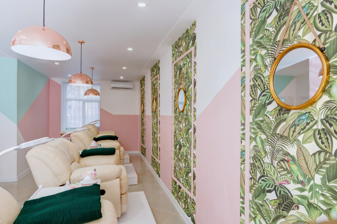 Сотрудники салона выполняют наращивание и ламинирование ресниц, оформление и ламинирование бровей.