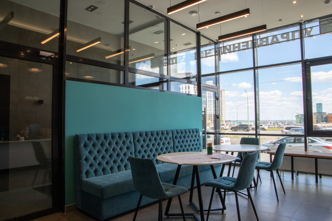 Дизайнеры использовали для зонирования стеклянные перегородки, чтобы визуально расширить пространство и пустить в него больше света.