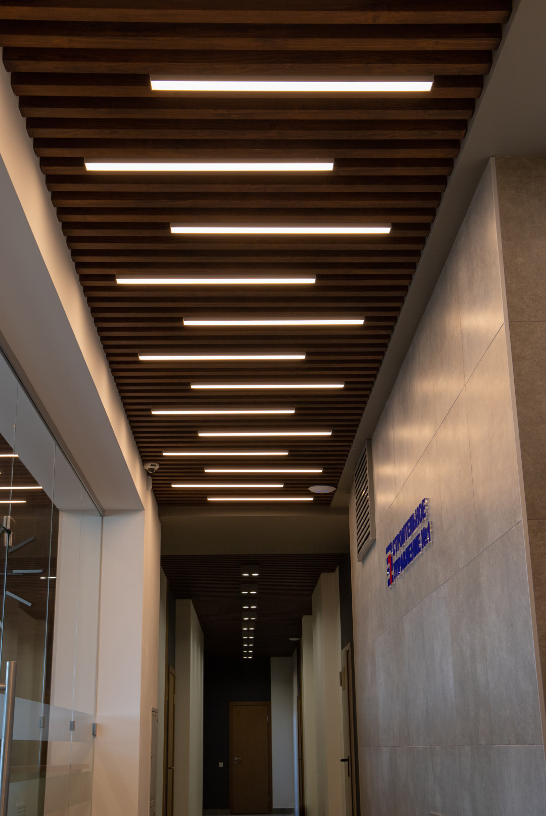 Керамогранит Kerama Marazzi практичен и надежен, впишется в пространство любого офиса и давно заслужил доверие интерьерных дизайнеров.