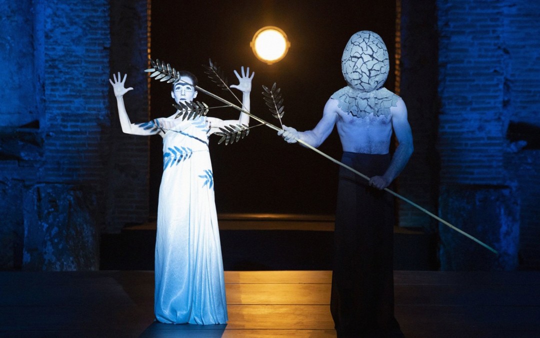 Дизайн костюмов к «Эдипу» создал художник Карлос Сото, делавший платья и комбинезоны для туров Соланж Ноулз.