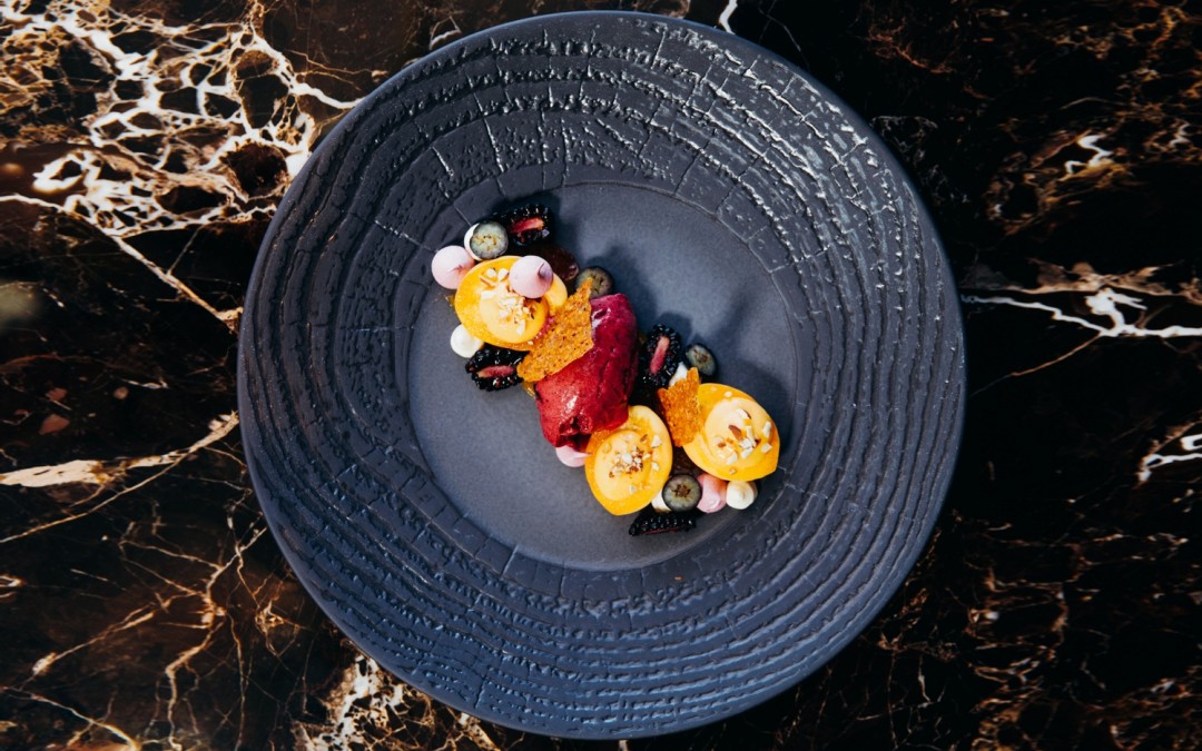 Абрикосы с кремом патисьер и сорбетом из черной смородины