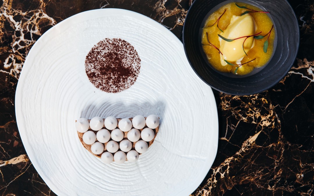 Шоколадный дакуаз с теплым шоколадным соусом, апельсиновым сорбетом и желе