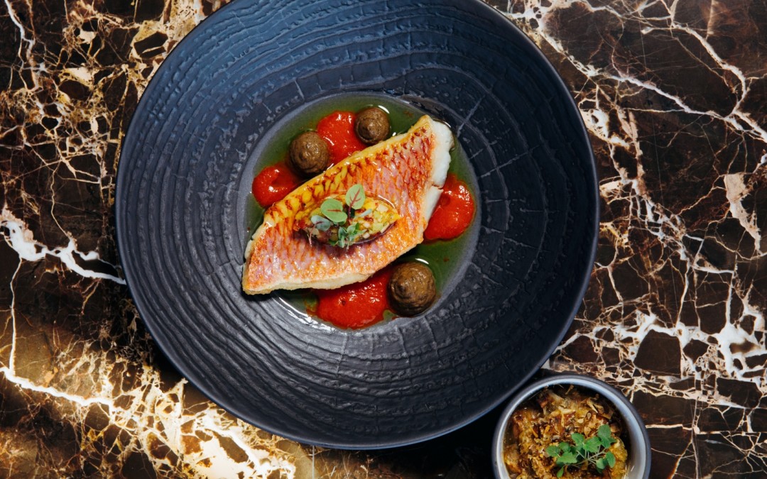 Барабулька подается с жу из перцев, сальсой из манго и авокадо и печеным баклажаном