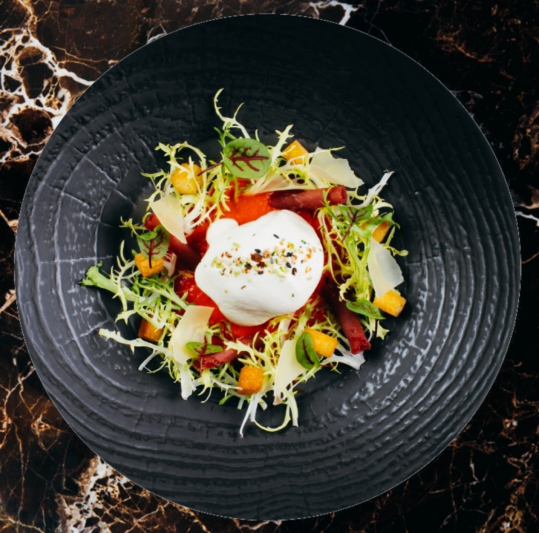 Яйцо молле с кули из маринованного перца, брезаолой, копчеными сливками и крутонами