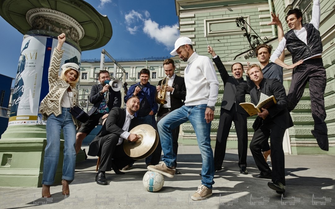 Семаки и футбольные болельщики из творческого объединения s.f. На Анне: платье, кепи, серьги, перчатки и часы Code Coco (сталь, бриллиант «принцесса