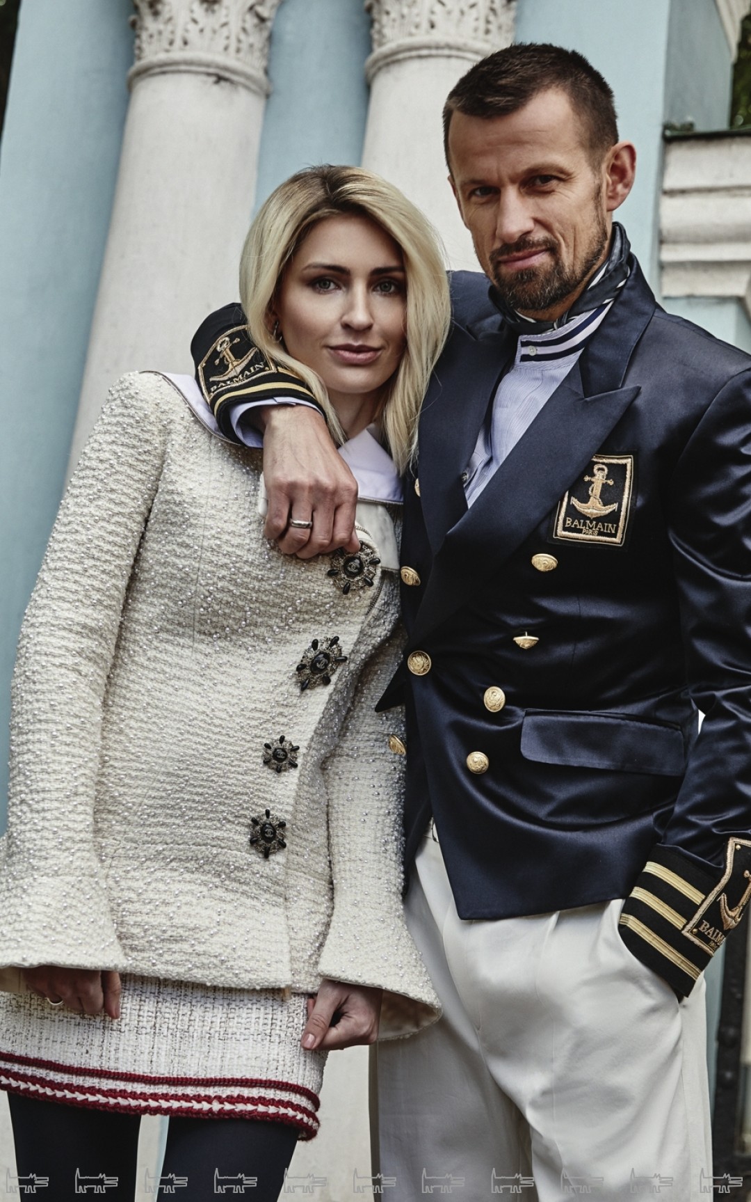 На Анне Семак: жакет, блуза, юбка Chanel (Chanel), колготки Calzedonia и серьги (Calzedonia). На Сергее: пиджак и сорочка Balmain , брюки Bottega