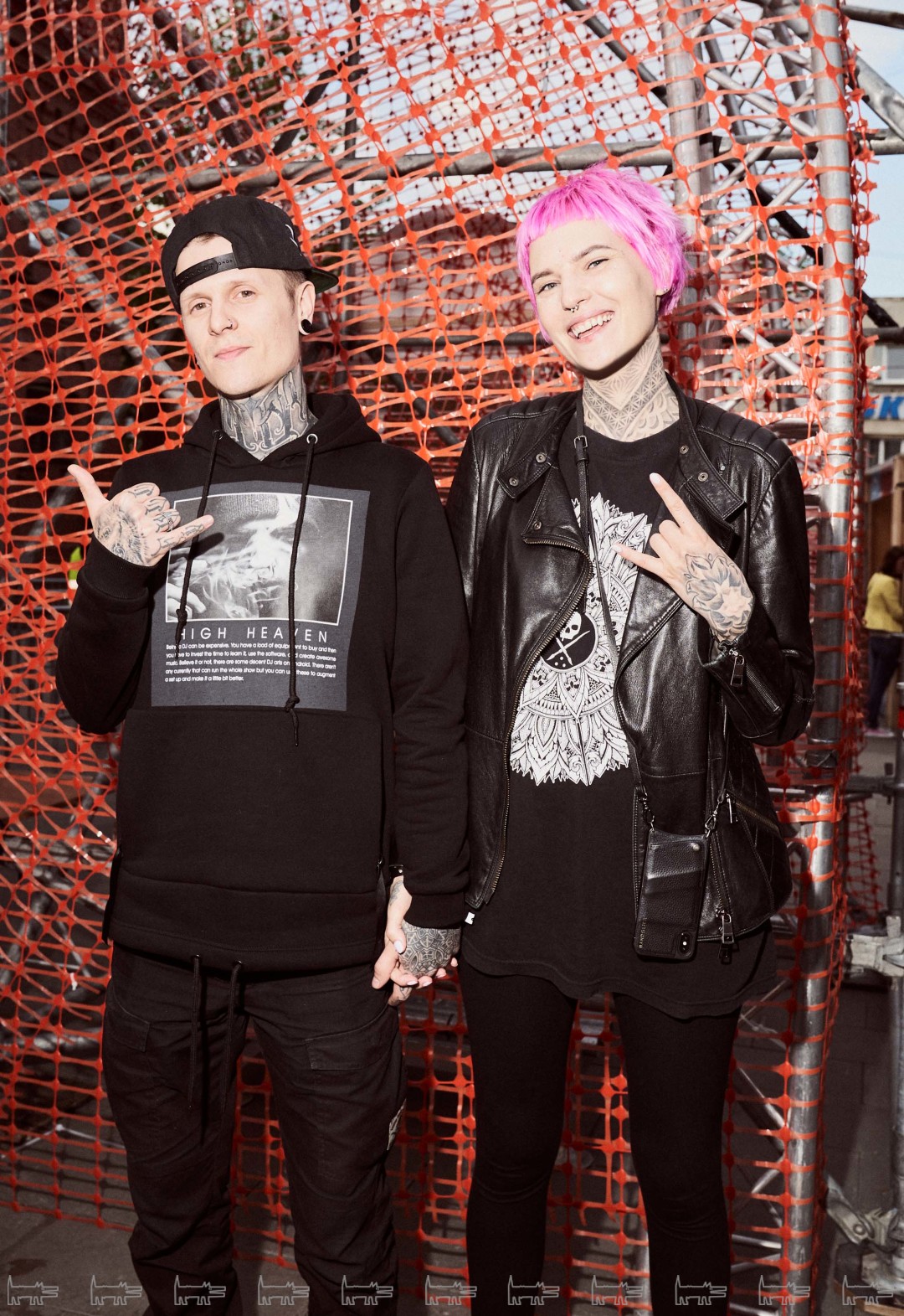 На Павле: джоггеры Vargnatt, толстовка, подаренная клиентом, кроссовки, экстренно купленные в «Галерее» на смену промокшей обуви. На Марии: куртка