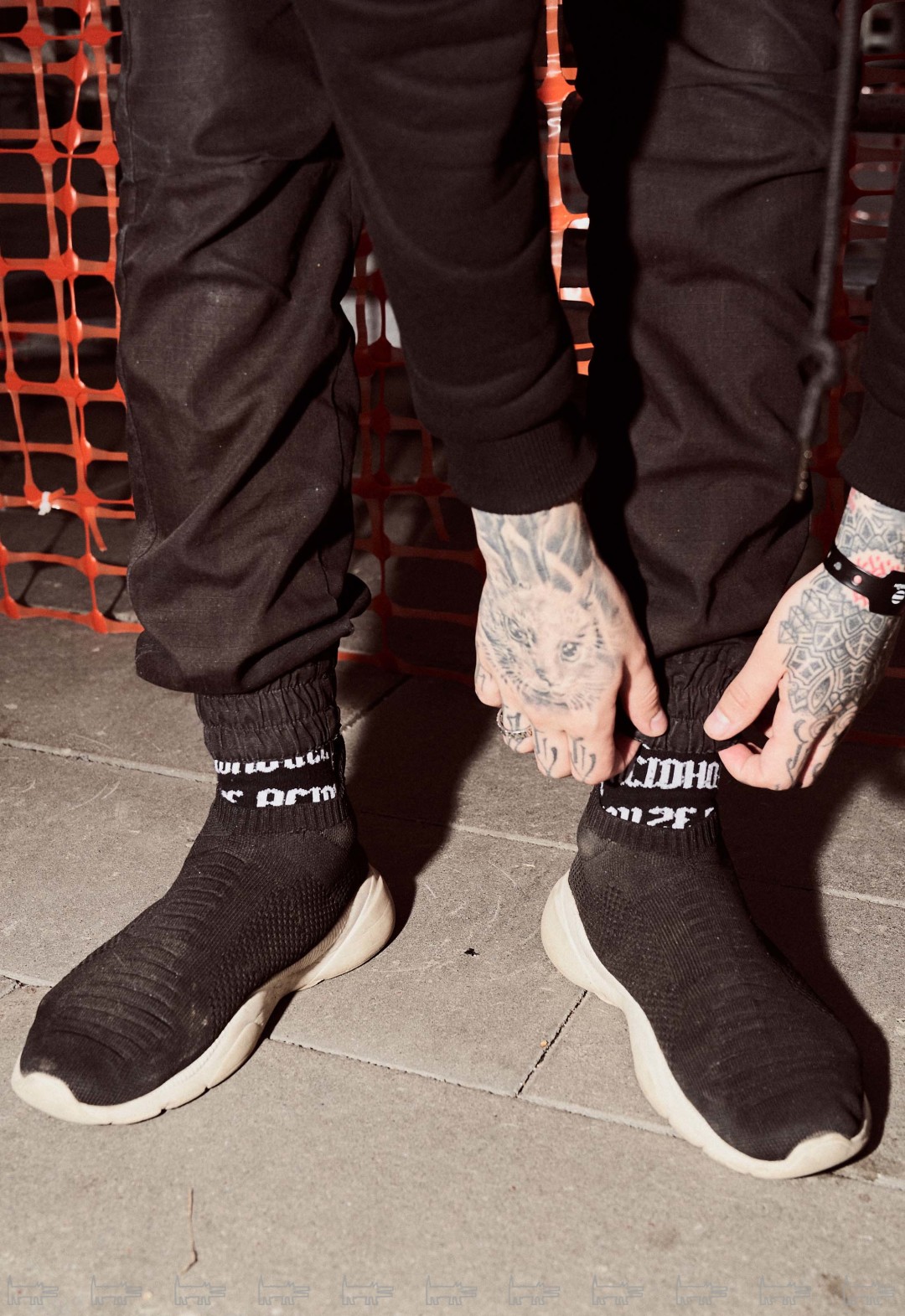 На Павле: джоггеры Vargnatt, толстовка, подаренная клиентом, кроссовки, экстренно купленные в «Галерее» на смену промокшей обуви