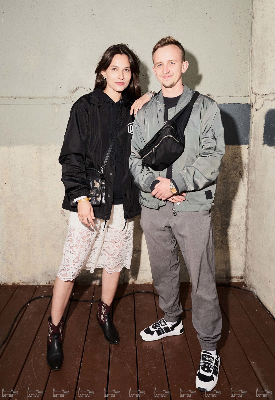 На Лизе: платье H&M, толстовка Liza Odinokikh, куртка Deus ex Machina, сумка Marc Jacobs, сапоги Saint Laurent, браслеты из Греции, Парижа и Японии