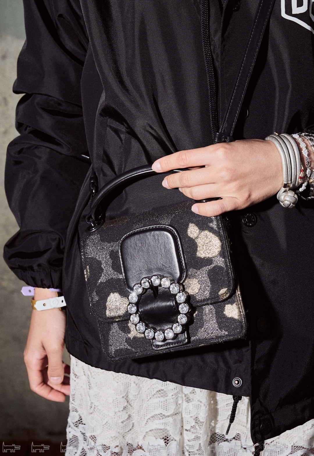 На Лизе: платье H&M, толстовка Liza Odinokikh, куртка Deus ex Machina, сумка Marc Jacobs, браслеты из Греции, Парижа и Японии