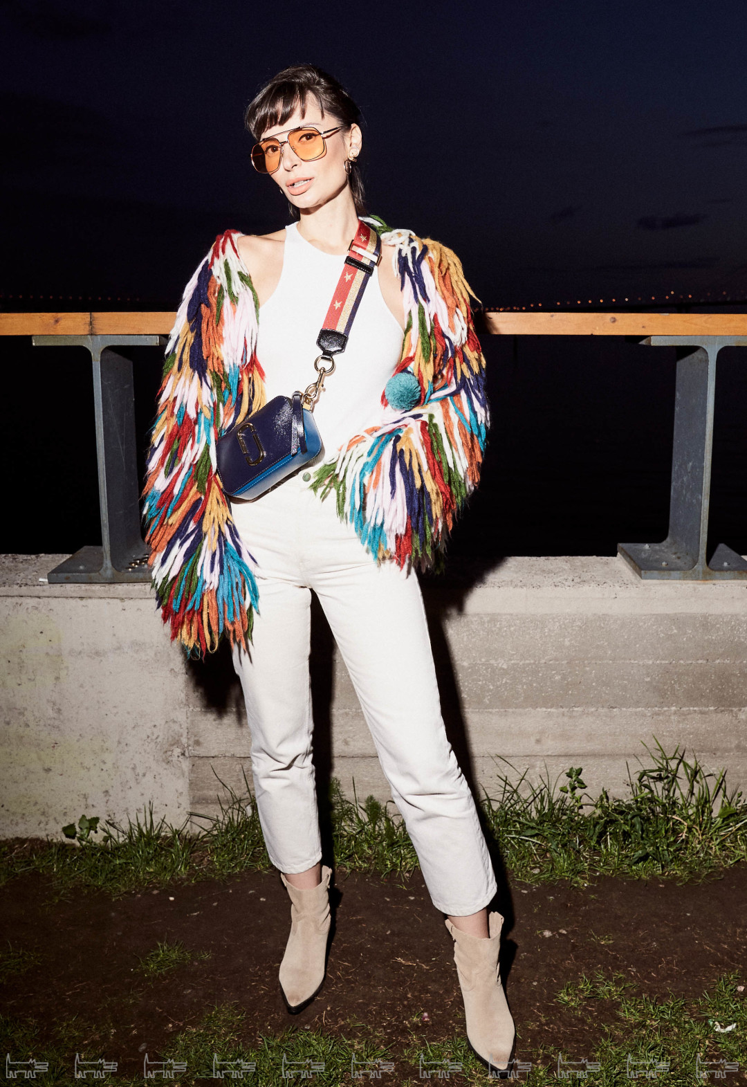 На Анастасии: кардиган, заказанный на Бали специально для фестивалей, топ и джинсы & Other Stories, сумка Marc Jacobs, казаки Zara, украшения Curie