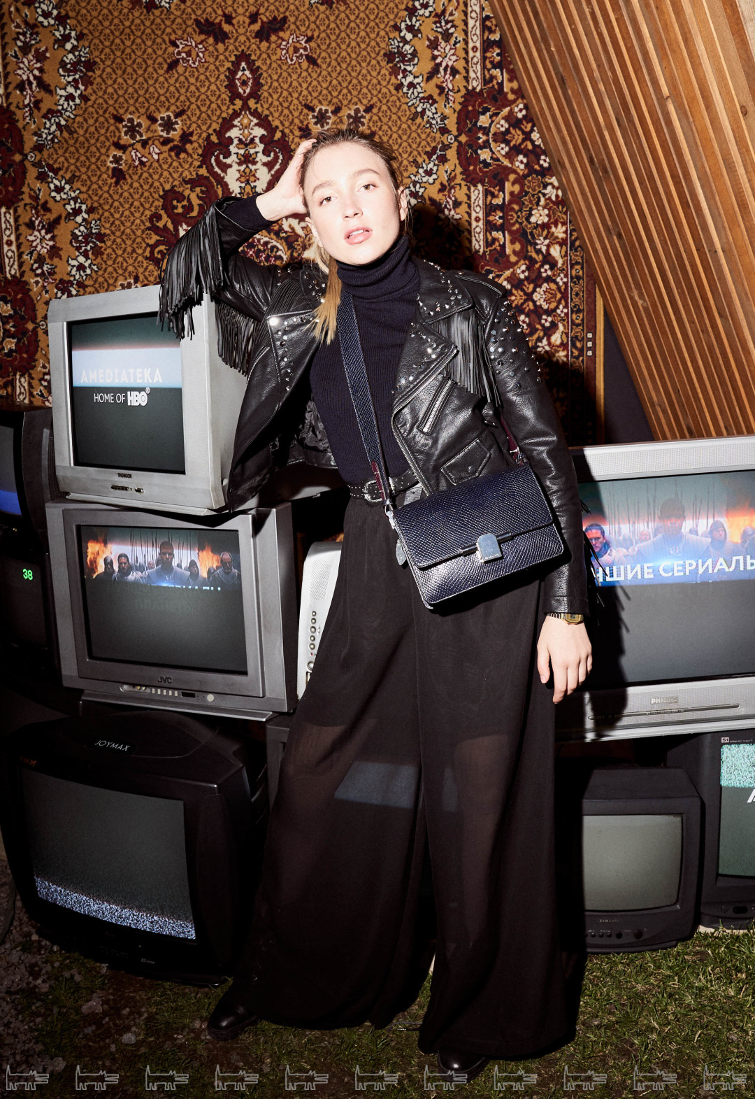 На Оле: куртка Zara, брюки Ligio, сумка и обувь Massimo Dutti, часы Casio, браслеты Daniel Wellington, кольцо Curie