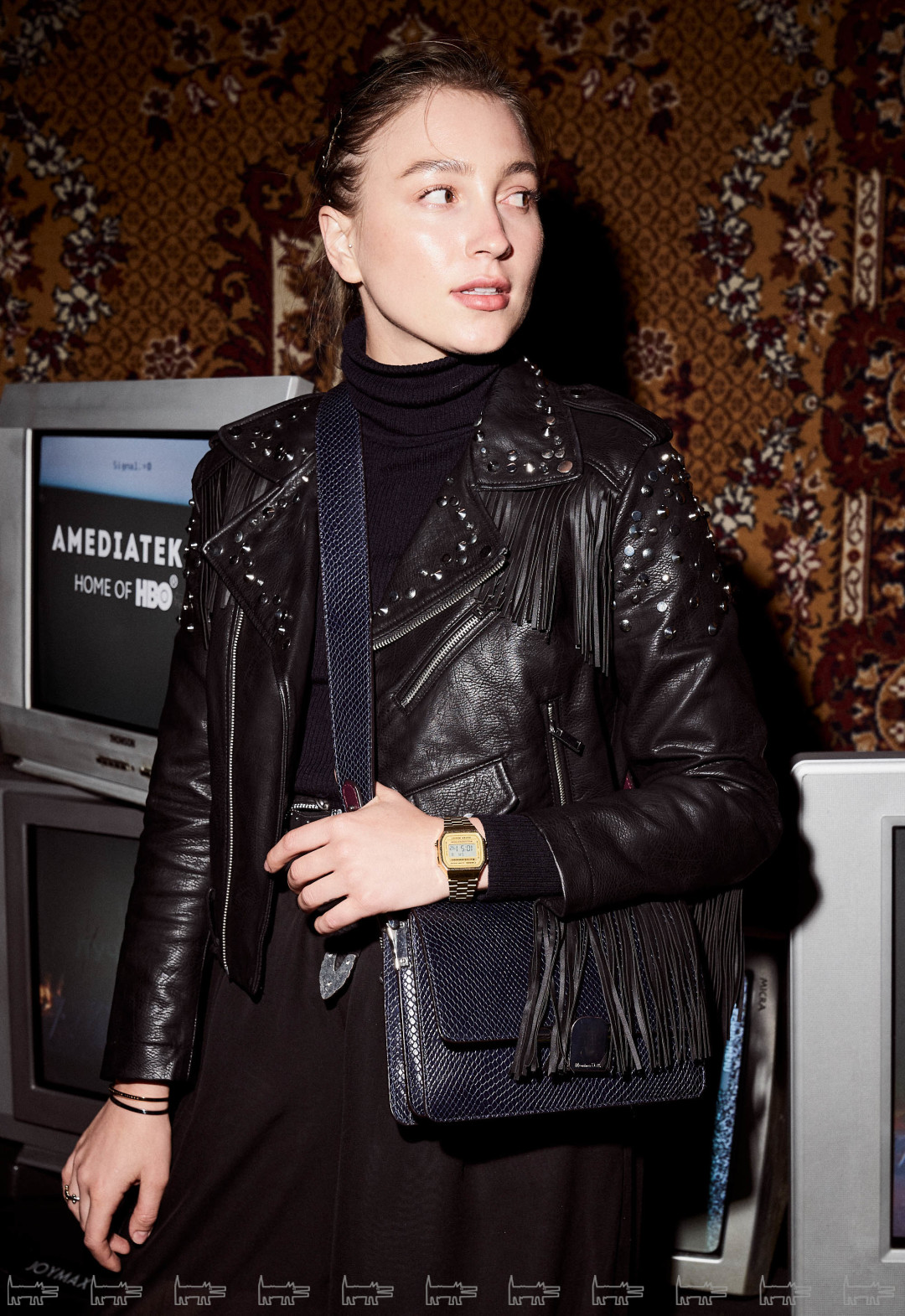 На Оле: куртка Zara, брюки Ligio, сумка Massimo Dutti, часы Casio, браслеты Daniel Wellington, кольцо Curie