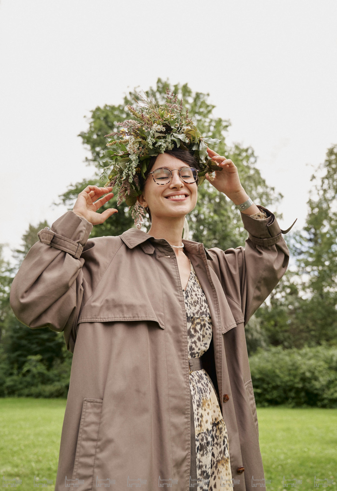 На Виктории: платье, сшитое мамой, плащ, купленный в секонд-хенде, венок, сплетенный самостоятельно, очки из магазина оптики в Челябинске