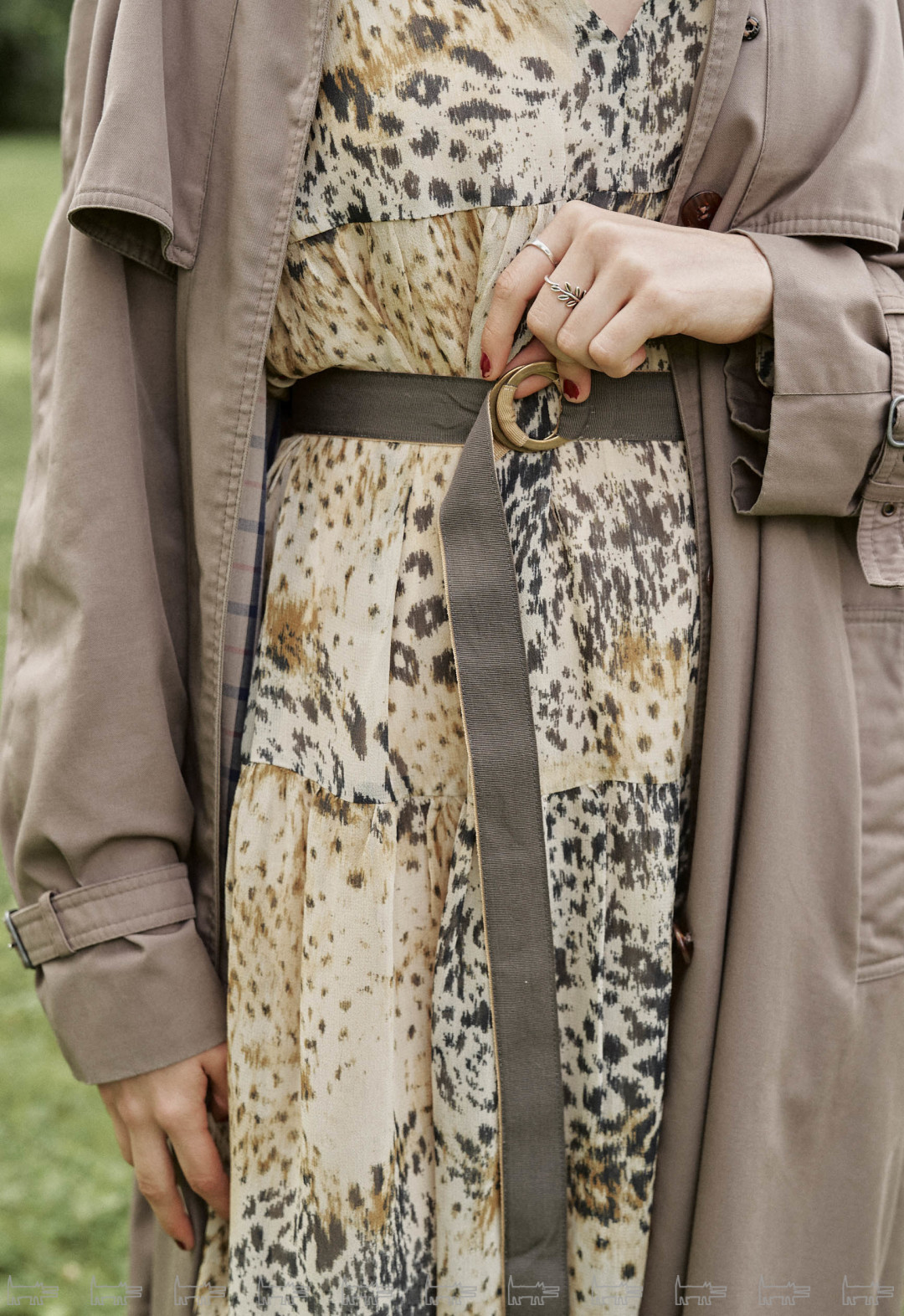 На Виктории: платье, сшитое мамой, плащ, купленный в секонд-хенде