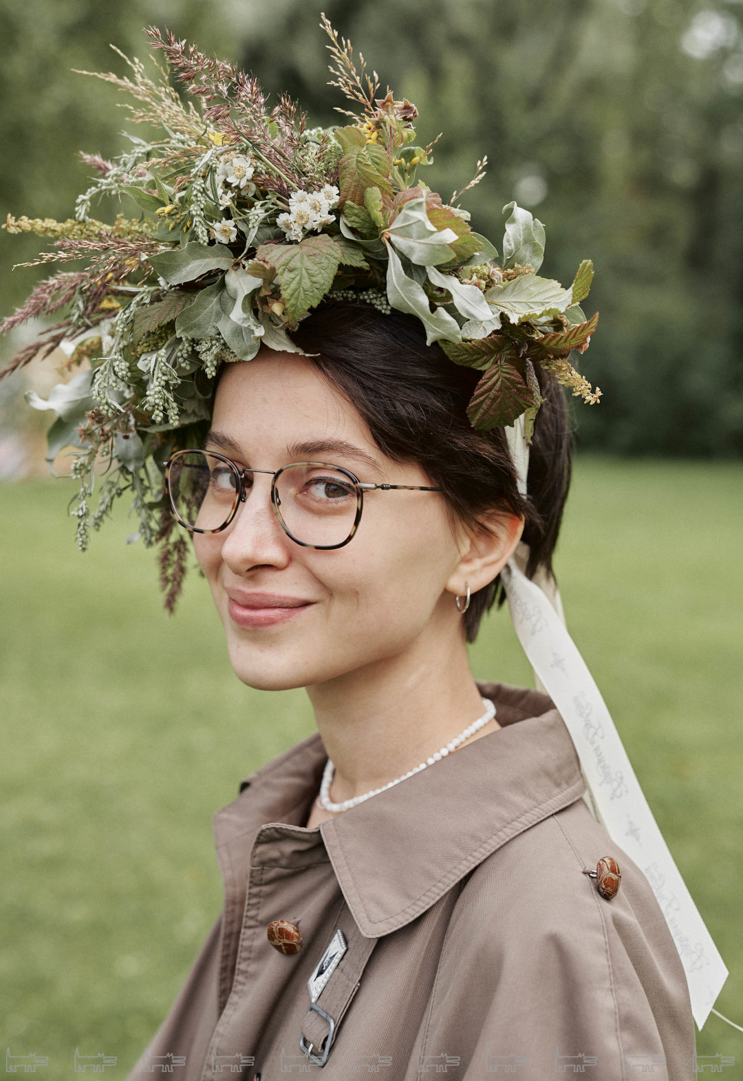 На Виктории: платье, сшитое мамой, плащ, купленный в секонд-хенде, венок, сплетенный самостоятельно, очки из магазина оптики в Челябинске