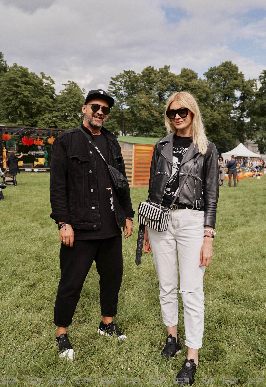 На Александре: куртка, брюки и сумка Bershka, футболка Selected Homme, слипоны Mania Grandiosa, кепка Reserved, очки Le Specs. На Алесе: куртка