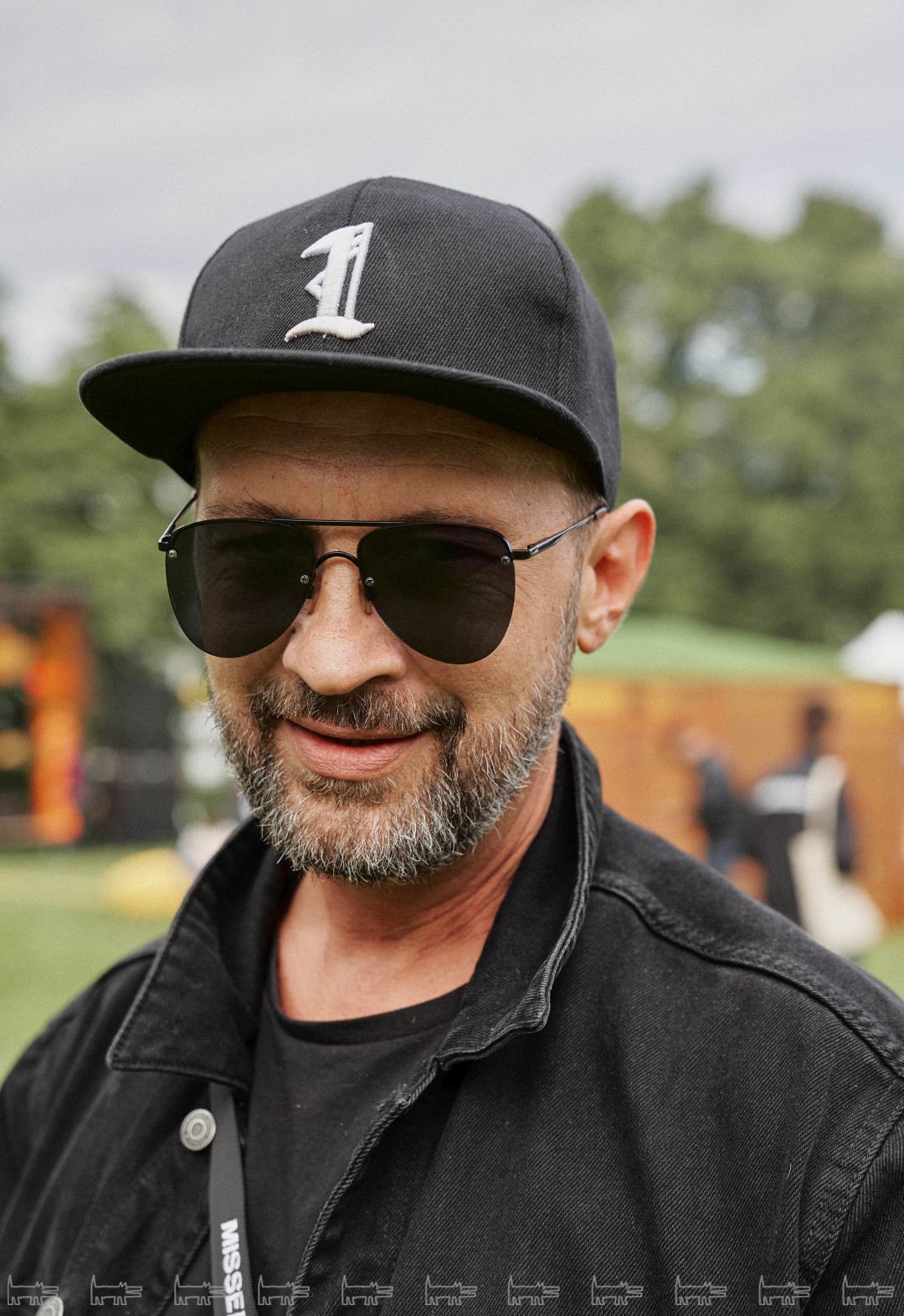 На Александре: куртка и сумка Bershka, футболка Selected Homme, кепка Reserved, очки Le Specs