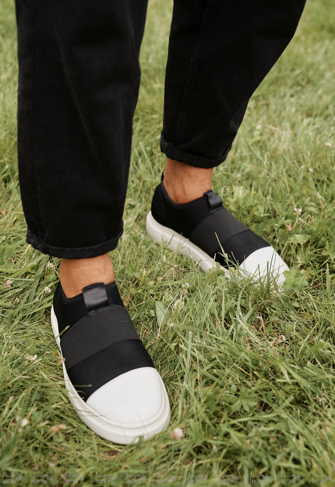 На Александре: брюки Bershka, слипоны Mania Grandiosa