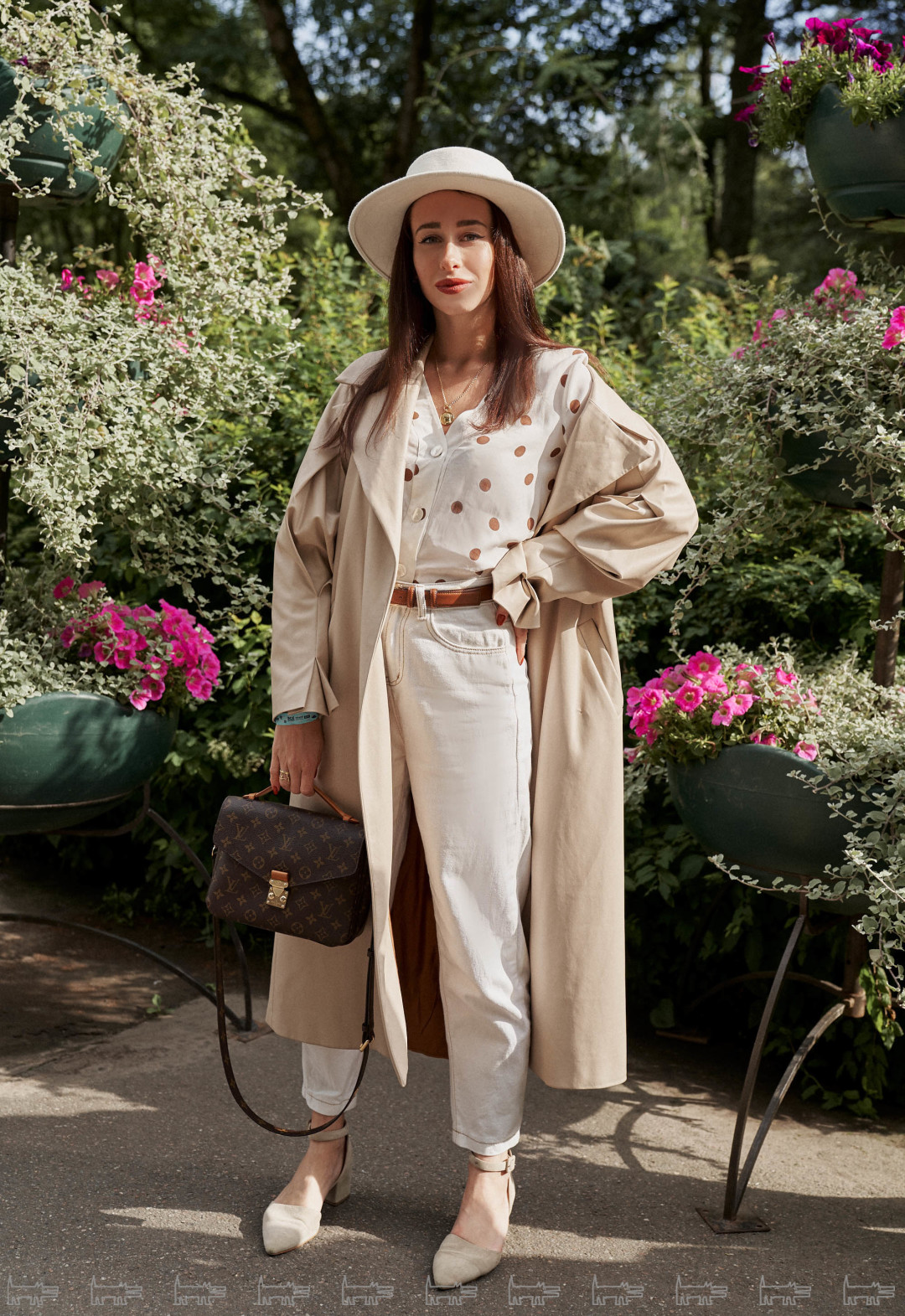 На Пелагее: тренч So Number One, шляпа Hatter In Boots, обувь Vagabond, сумка Louis Vuitton
