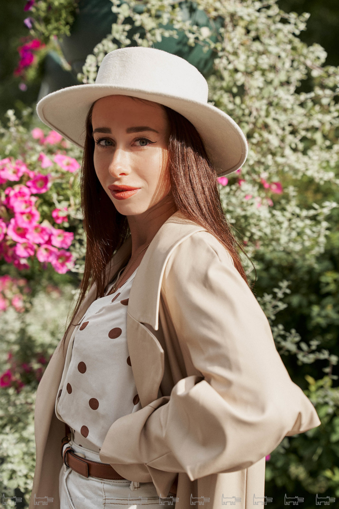 На Пелагее: тренч So Number One, шляпа Hatter In Boots