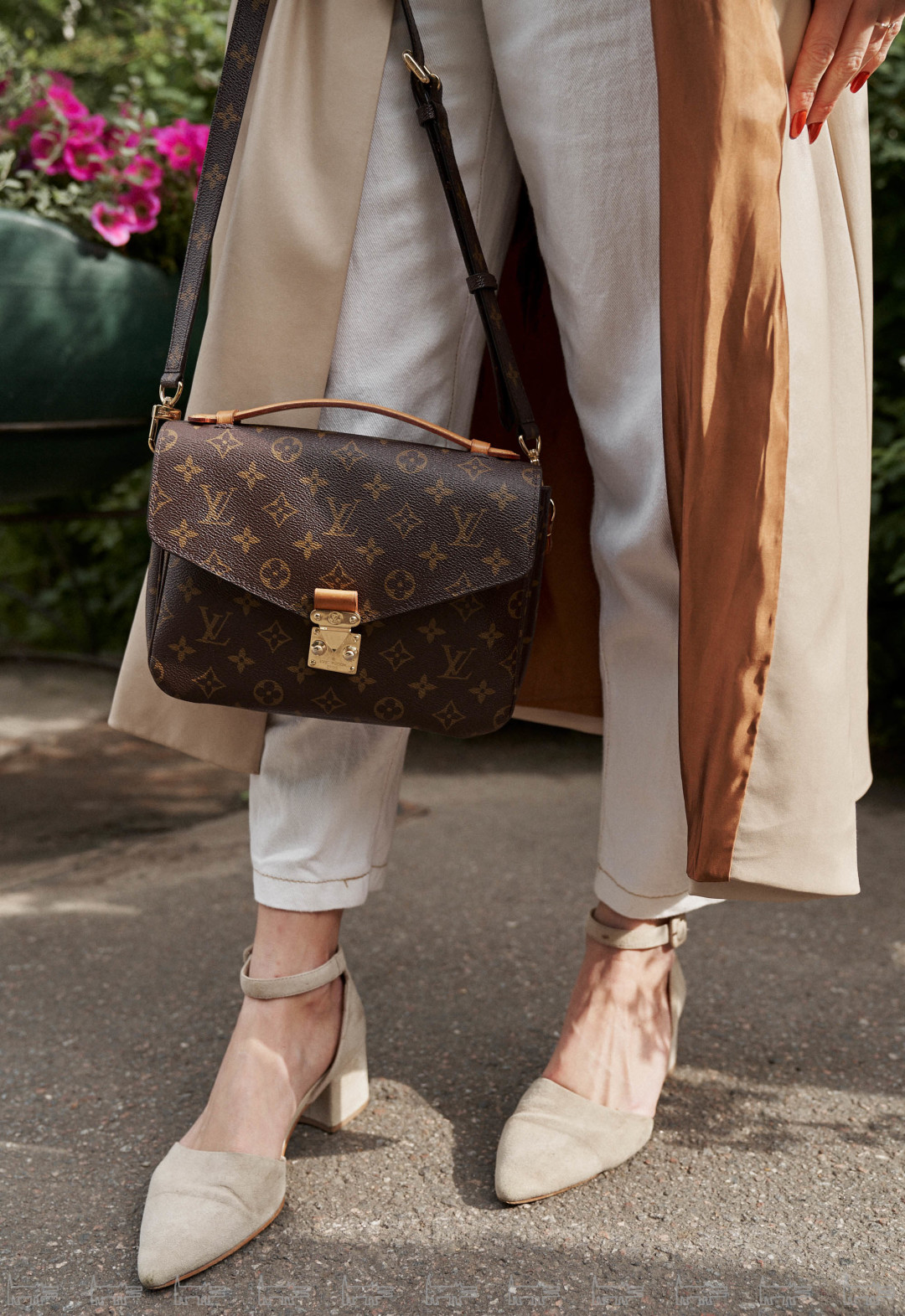 На Пелагее: тренч So Number One, обувь Vagabond, сумка Louis Vuitton